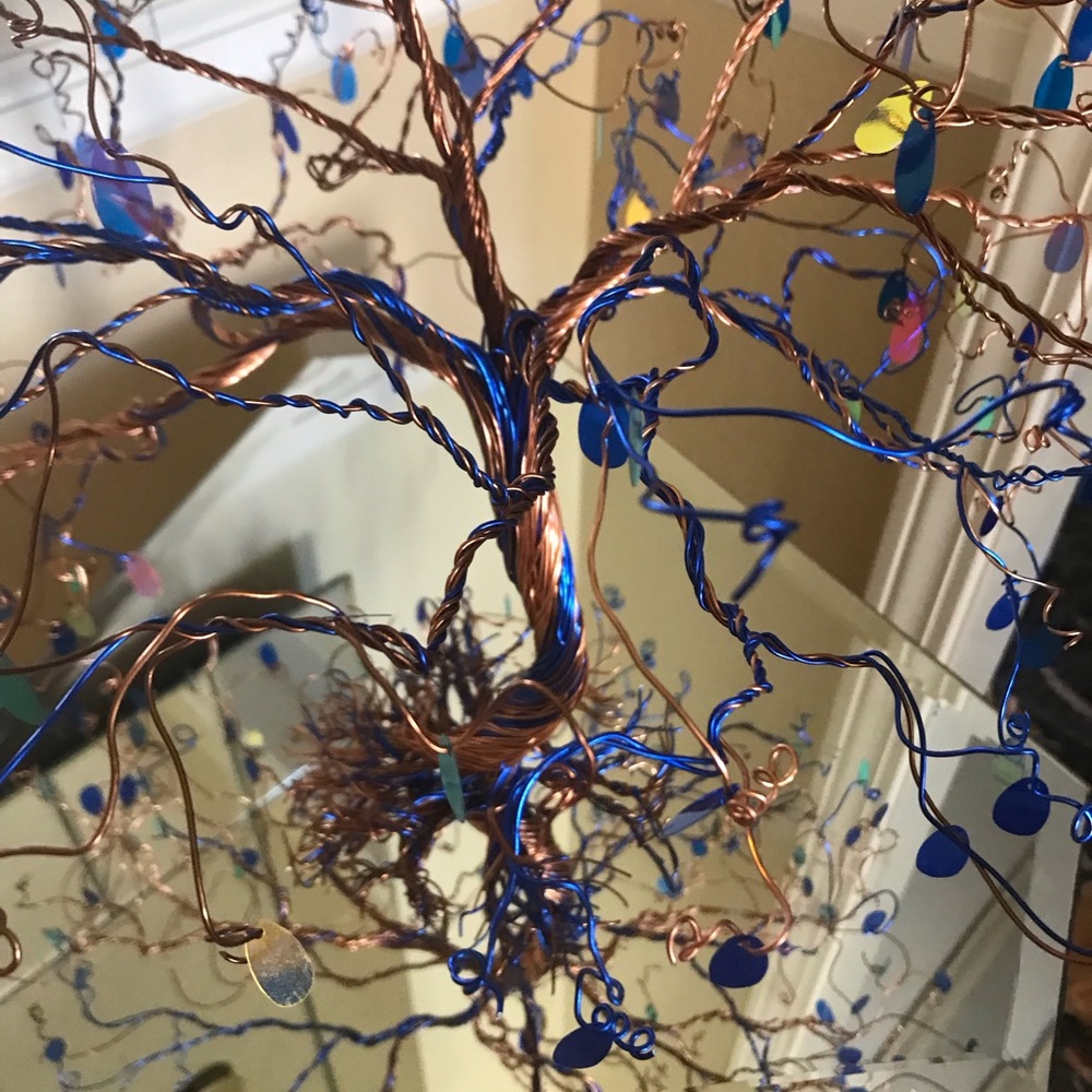 Beautiful blue breezy wire tree (25%=$44) lowest price ever (excluding coupons) - Picture 3 of 7